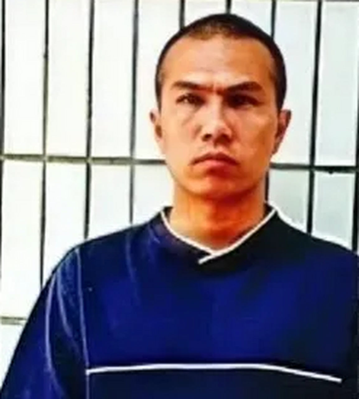 2002年,"悍匪"邓文斌落网后,留下的一张照片,镜头