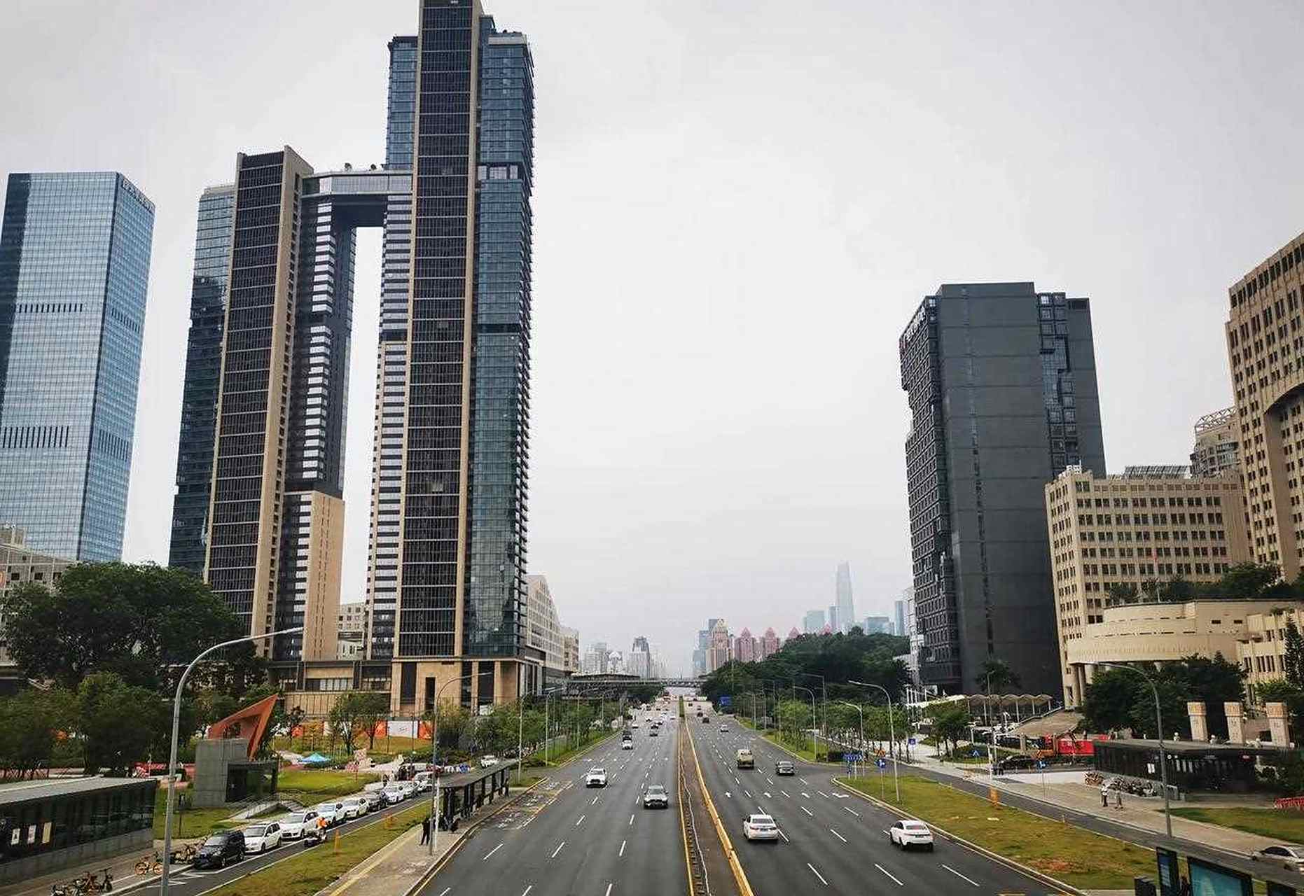 今天下午五点的深圳,福田区彩田路,这一片新建了很多摩天高楼,看上去