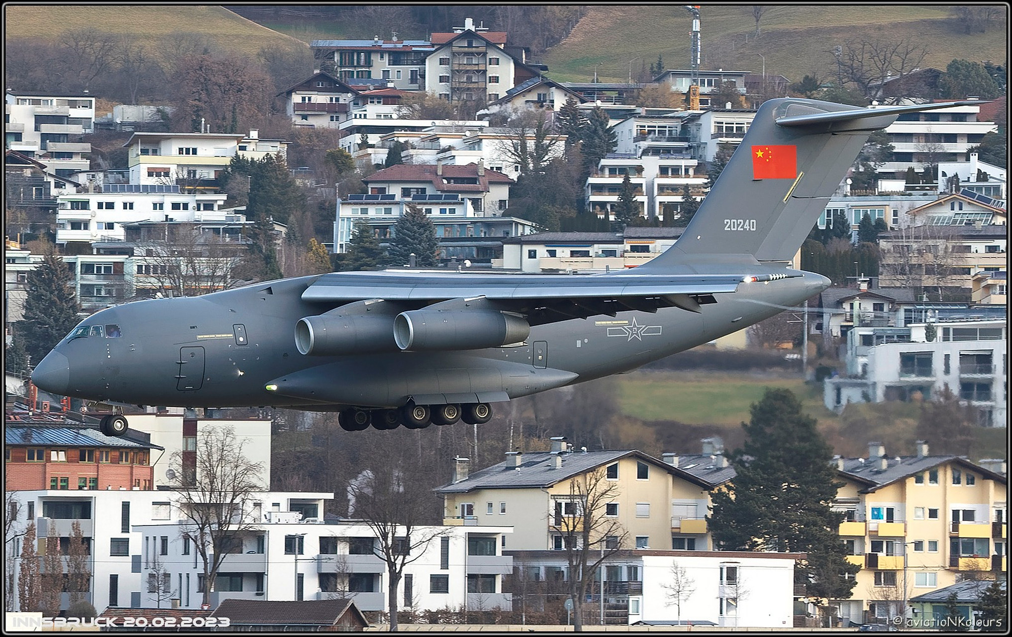 我国空军装备运-20运输机,图片为空军某部运-20运输机在国外执行任务.