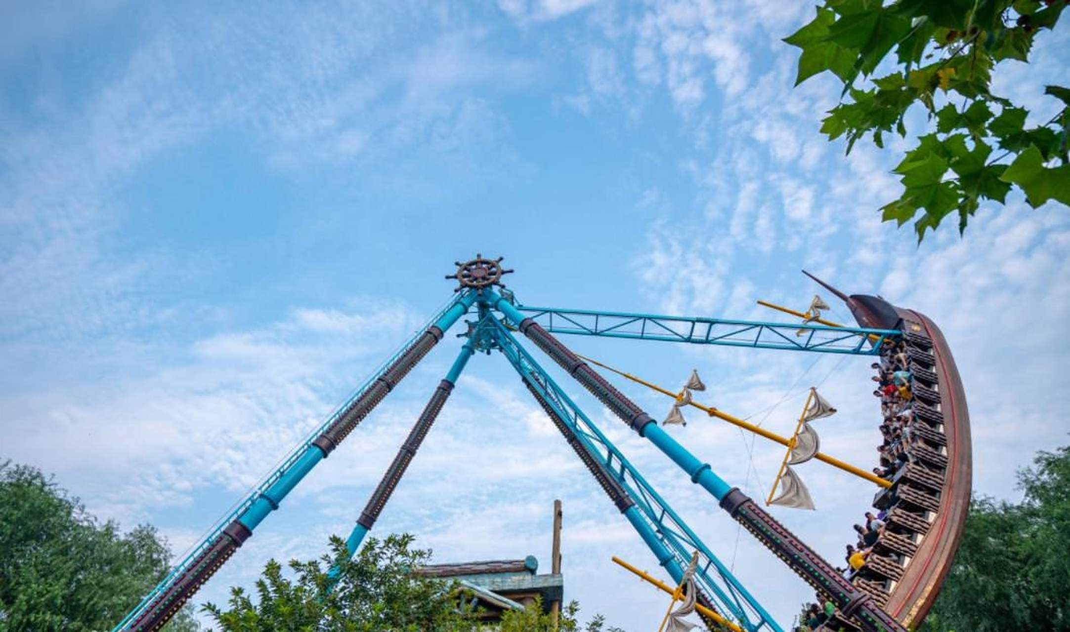 海盗船是现在游乐园必不可少的经典项目,大同方特的海盗船,自然也特别