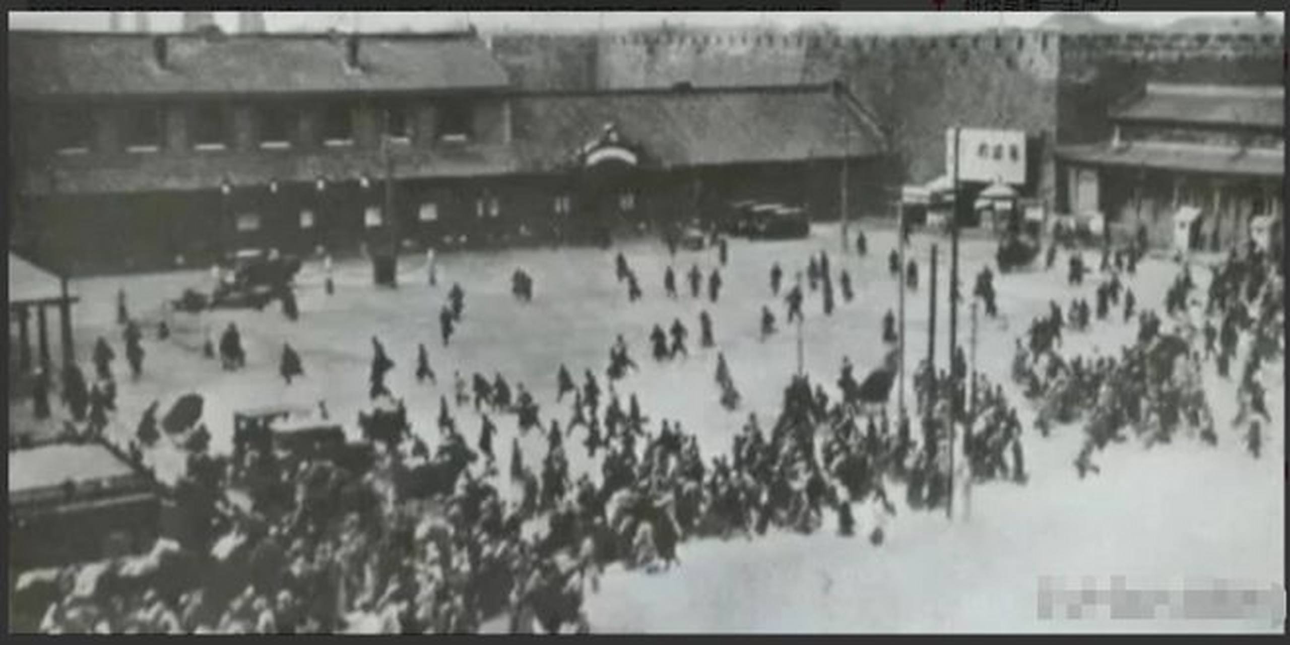 1935年12月9日,北平大中学生数千人在抗日救国的口号下举行示威游行