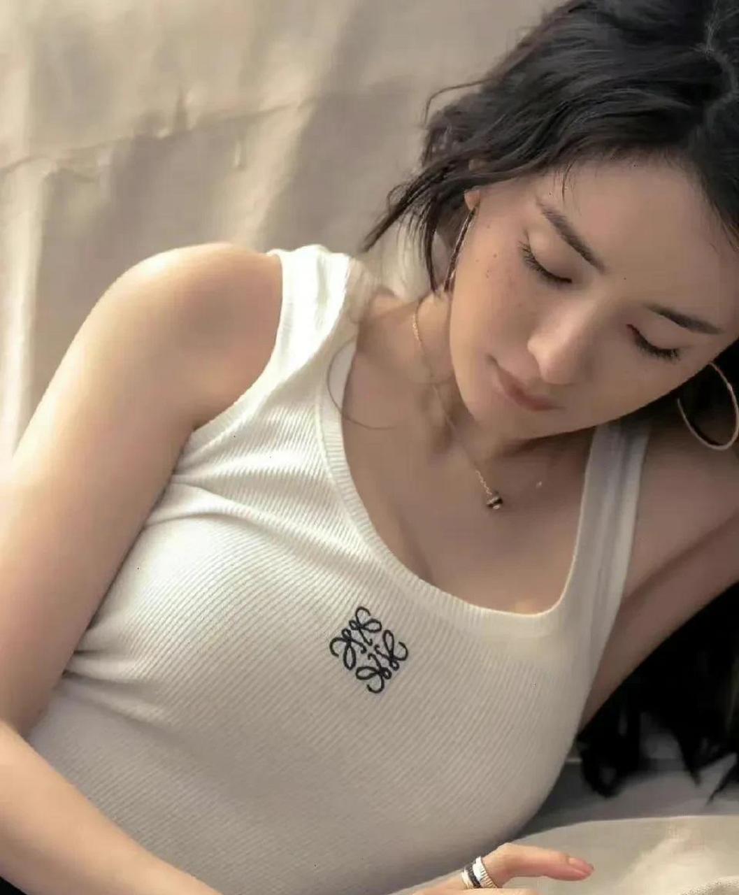 gif创作人# 杨幂躺在沙发上休闲的照片,连睡觉都能这么优雅也是没谁