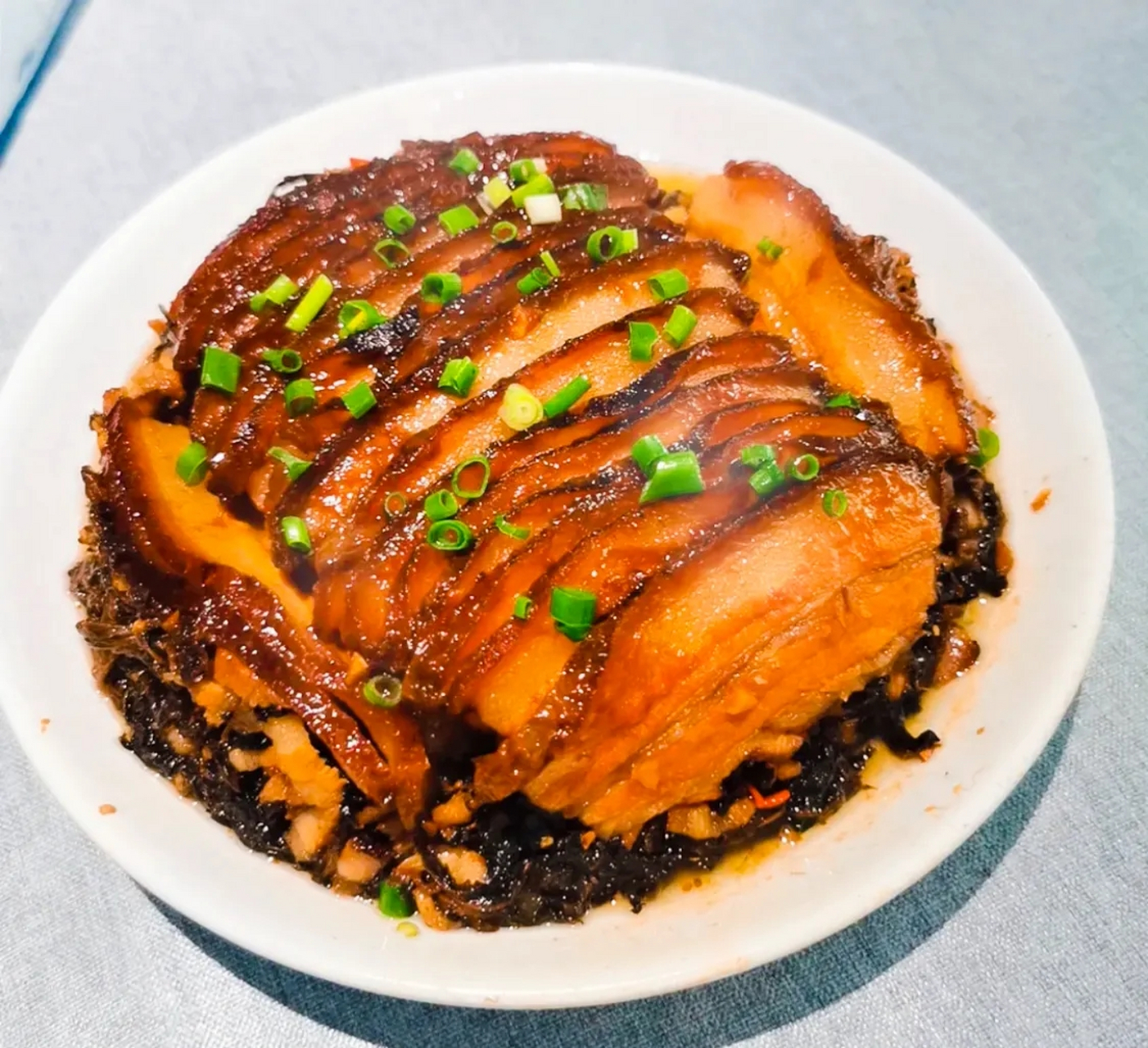 图一:广东惠州的梅菜扣肉,客家三宝之一.全国比较流行的扣肉做法应该