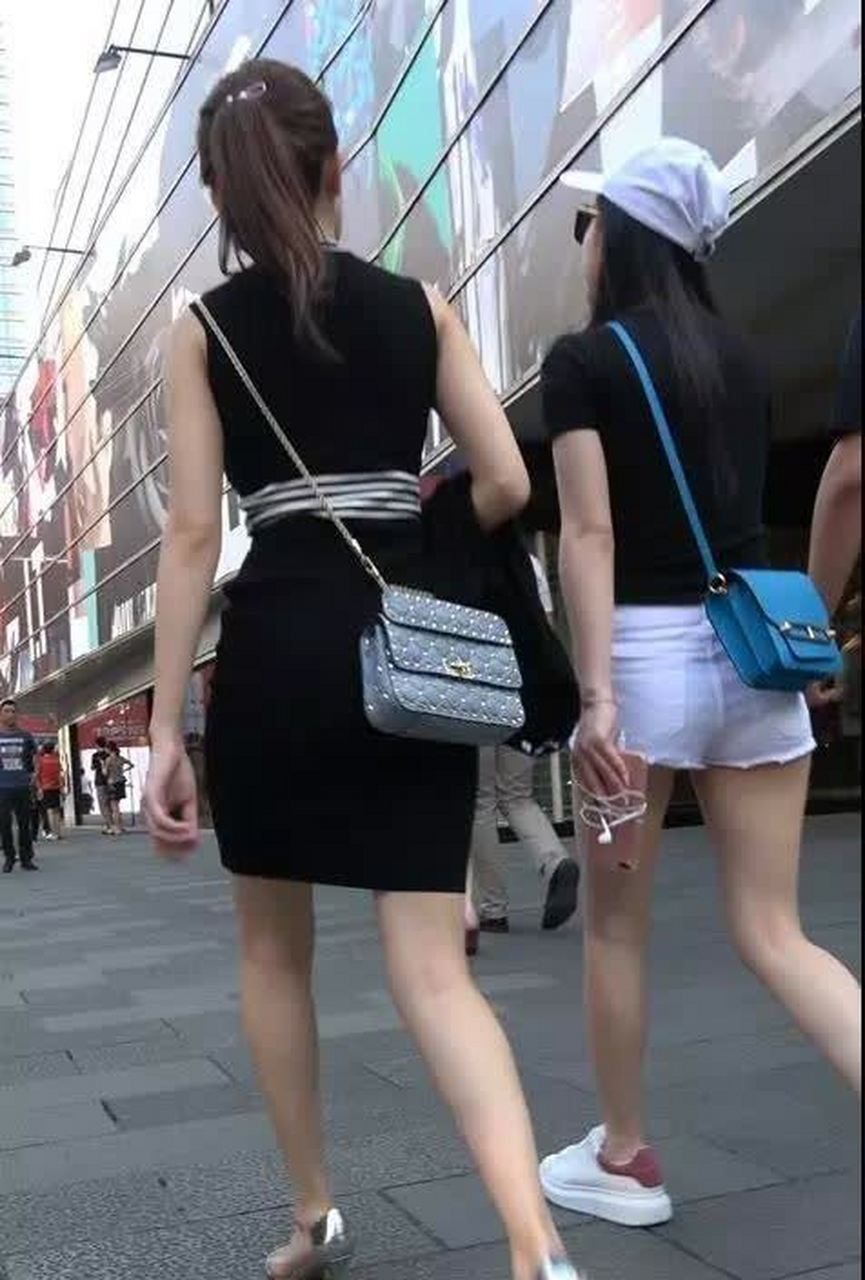 两个美女逛街图片