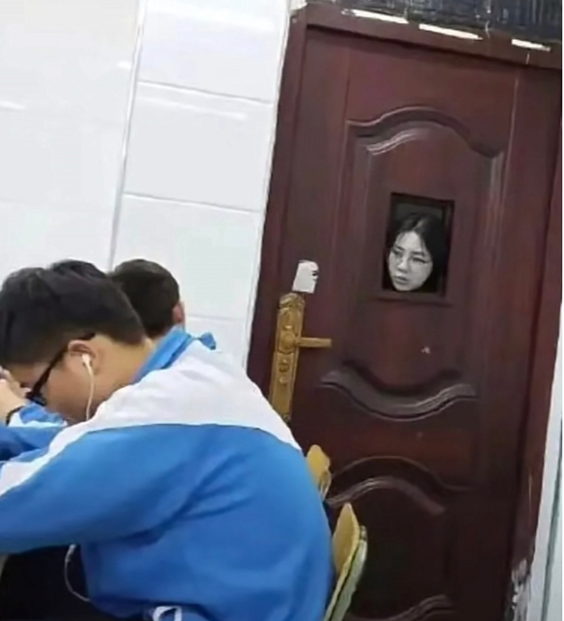 班主任又来悄悄的查岗了