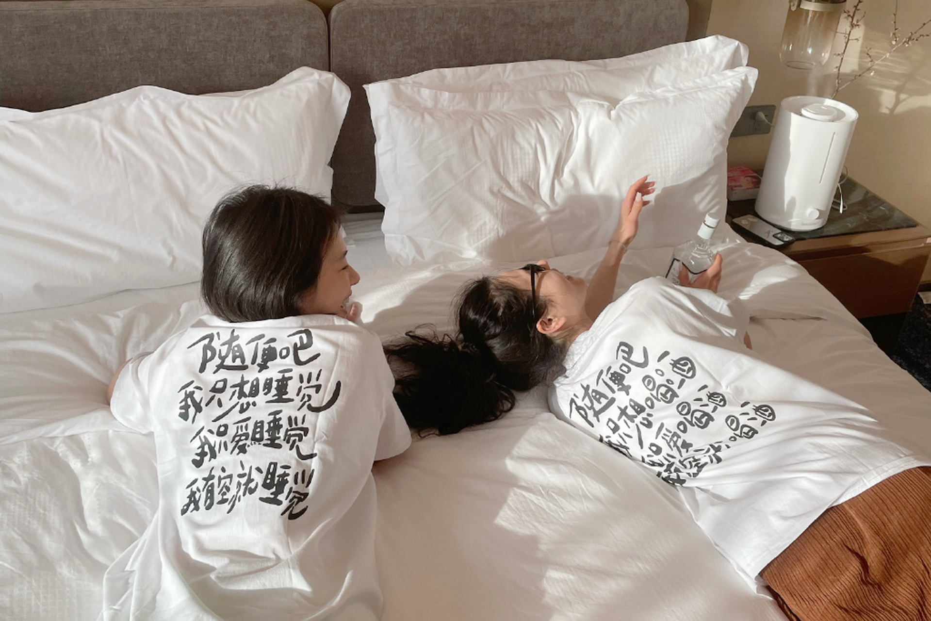 马思纯昨天更新了自己的动态,穿着只想睡觉的衣服躺在床上.