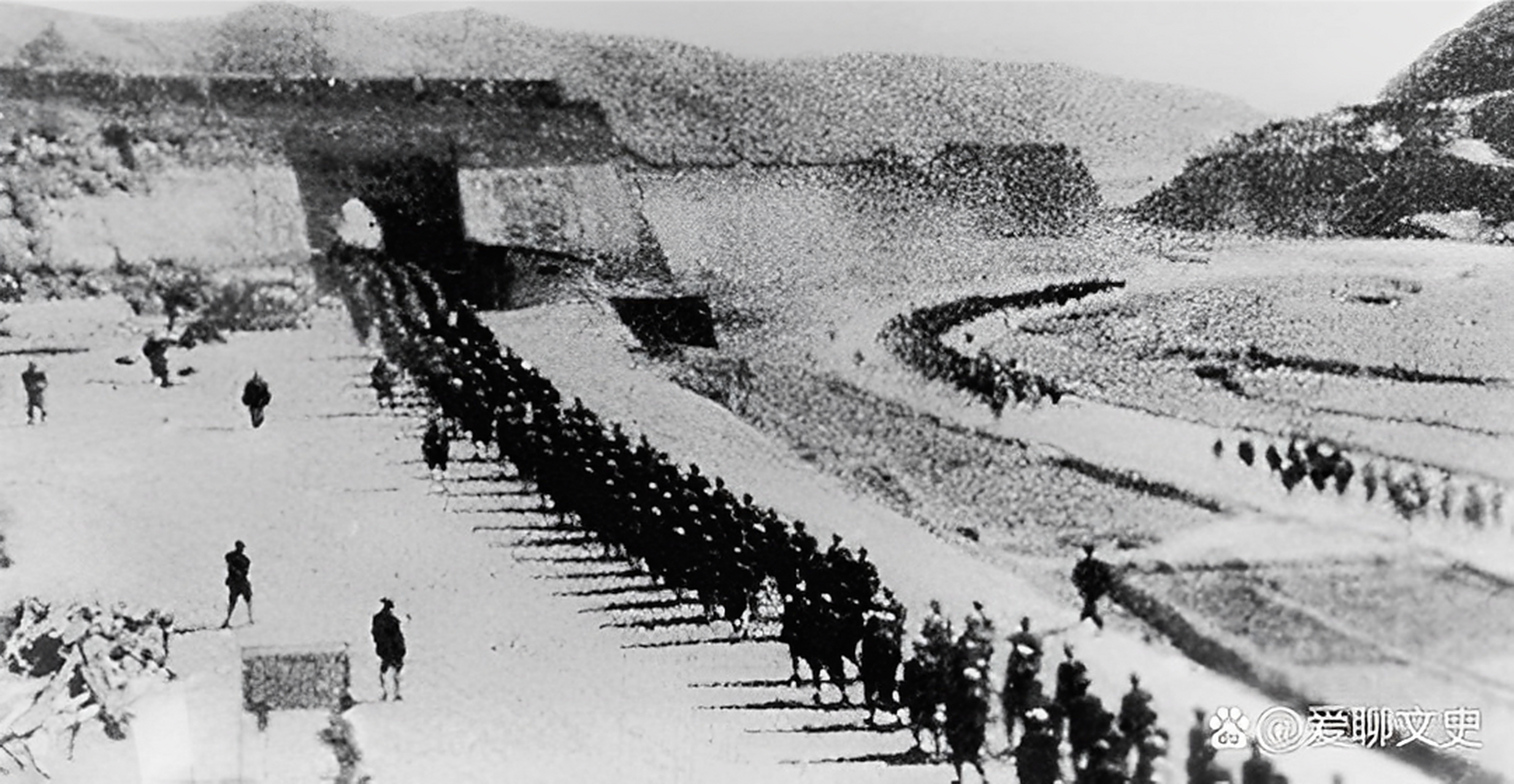 1935年在陕西延安山拍摄的一张照片显示,红军战士正在进行一次顺利的