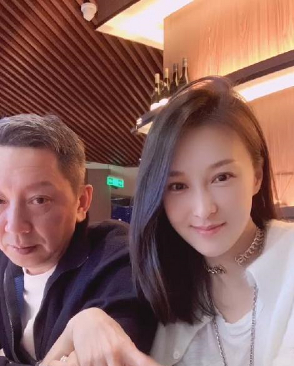 乐珈彤先是晒出与富豪老公朱锐的甜蜜合照,照片中,乐珈彤长发披肩,身