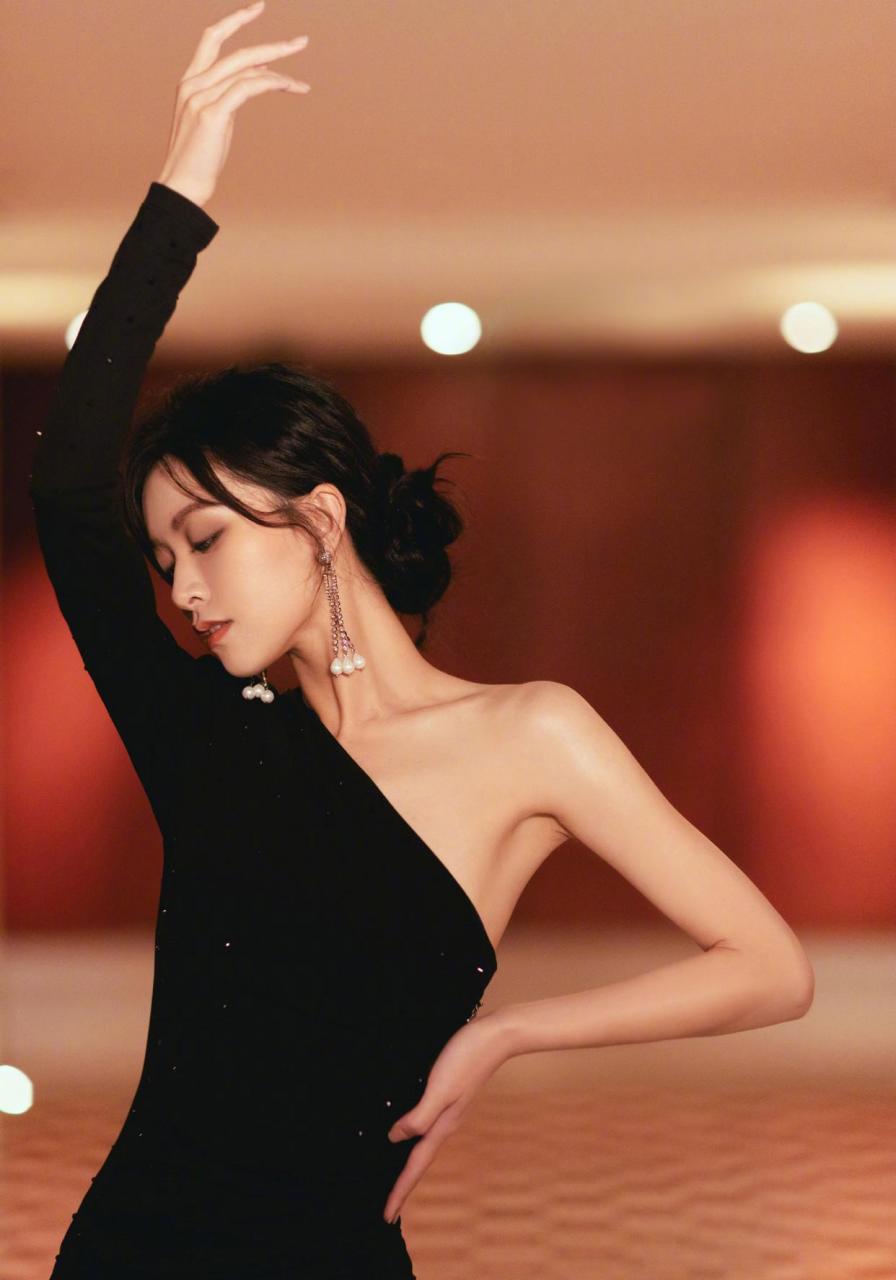 文咏珊活动造型 身着黑色斜肩长裙勾勒身材,展露漂亮的肩颈线条,加上