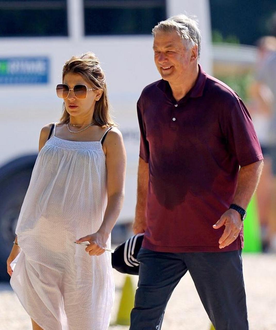 亚历克-鲍德温与妻子希拉芮-鲍德温在汉普顿外出