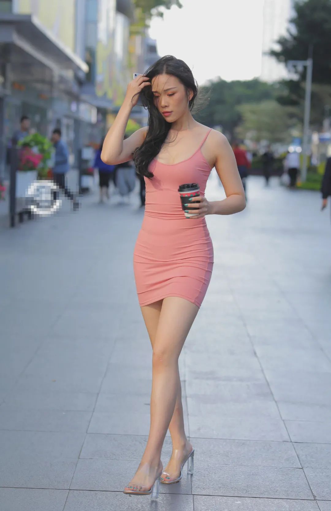 露肩裙搭配高跟凉鞋很有温柔女孩的感觉