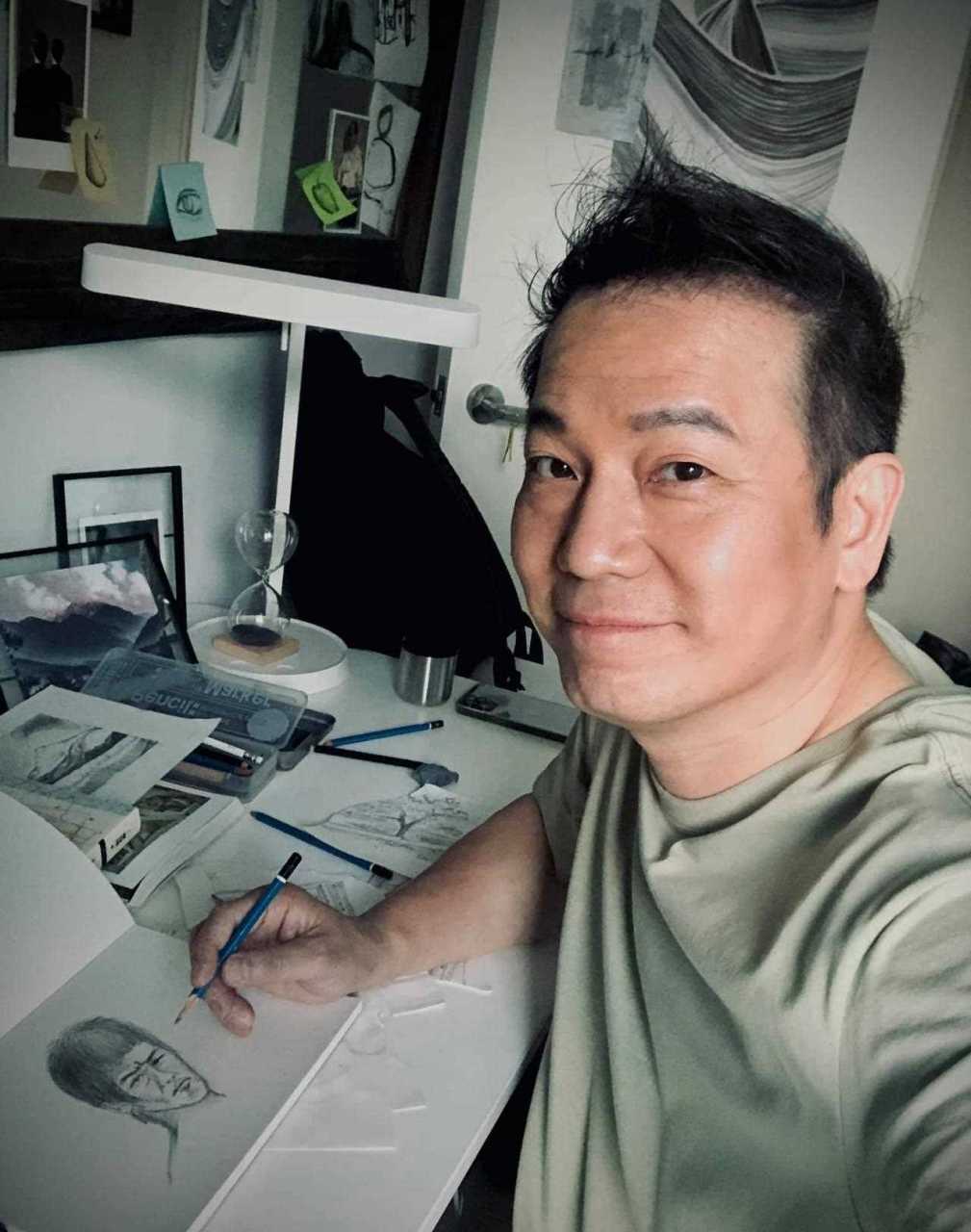 香港著名演员欧锦棠的生活照,他今年都已经59岁