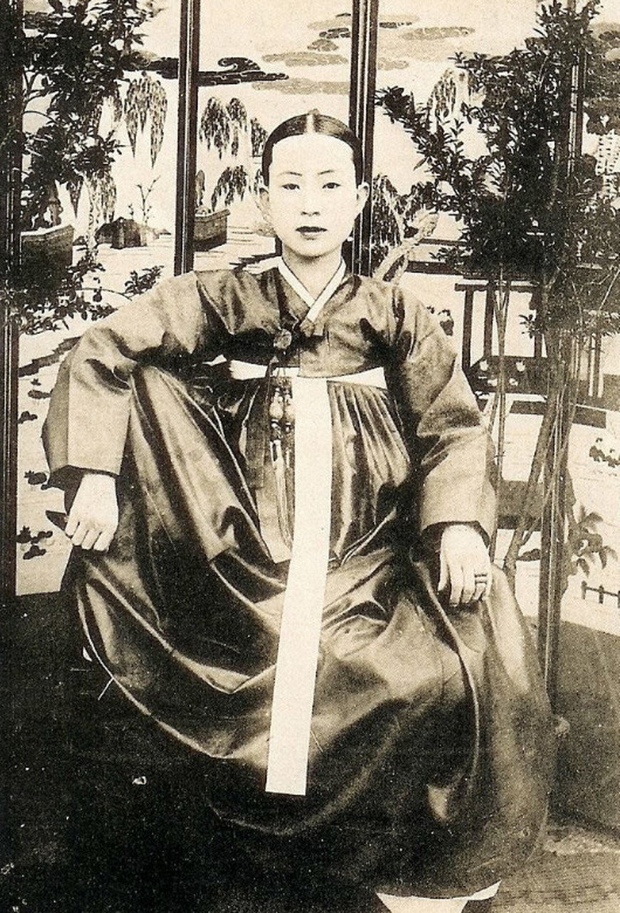 这是日本占领朝鲜时期,一名穿着民族服饰(有汉服元素吗?