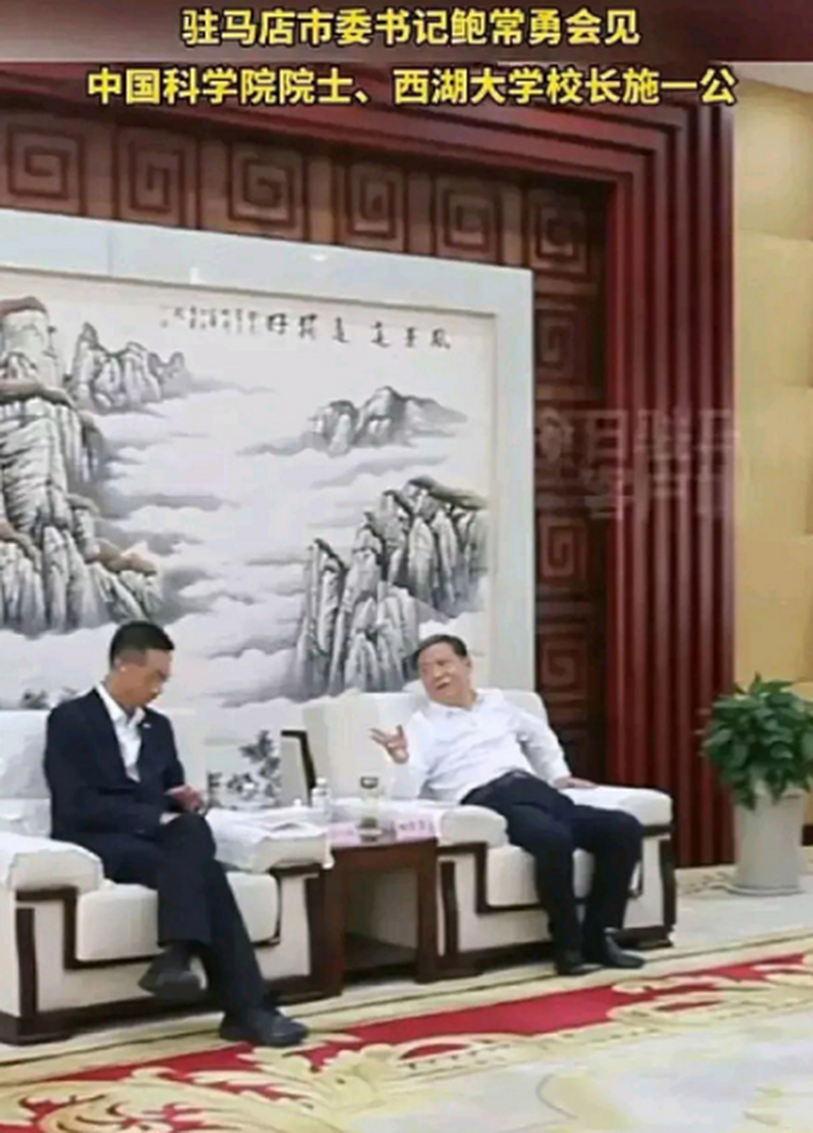 这坐姿 一看就是大领导