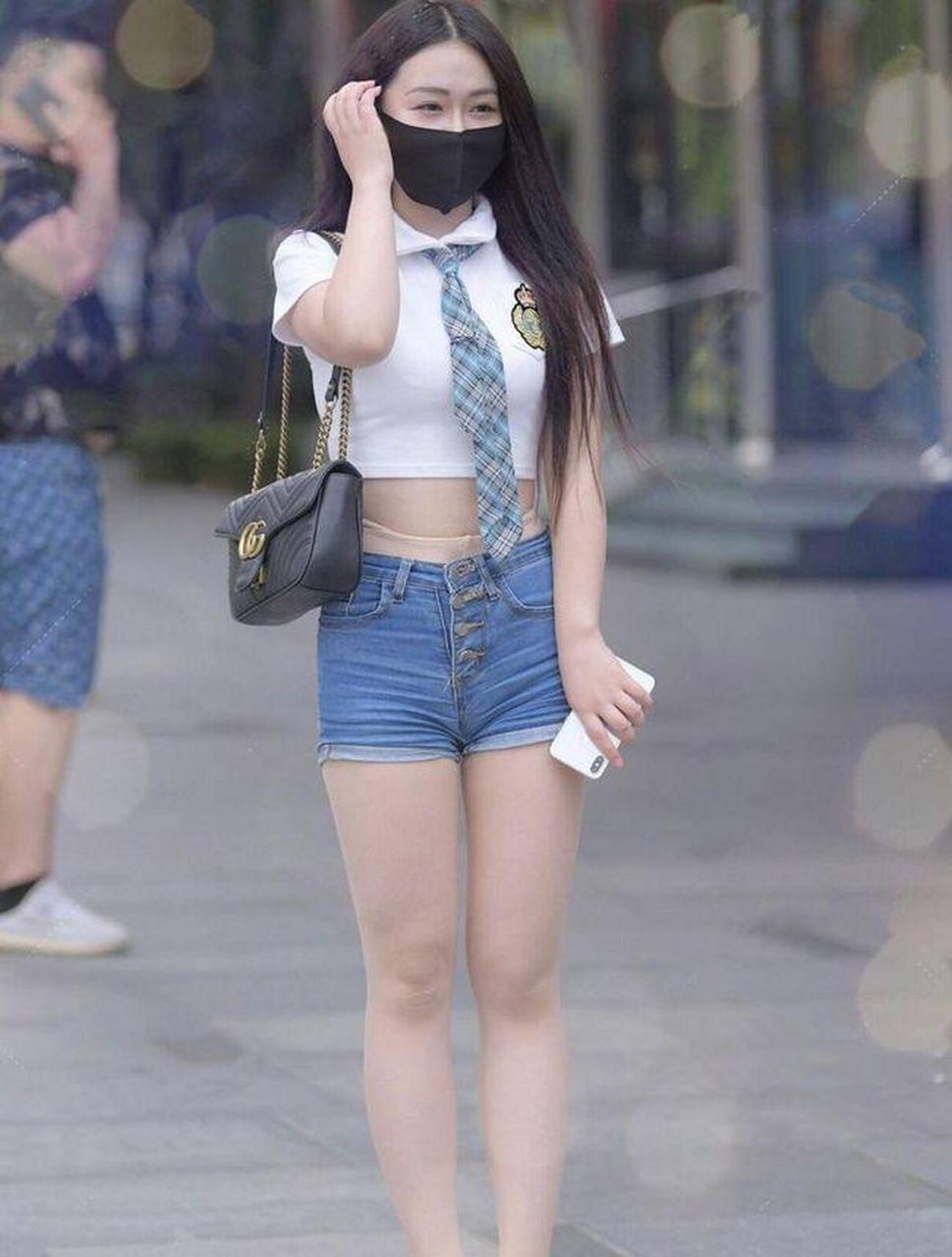 街拍丝袜热裤肉丝美女