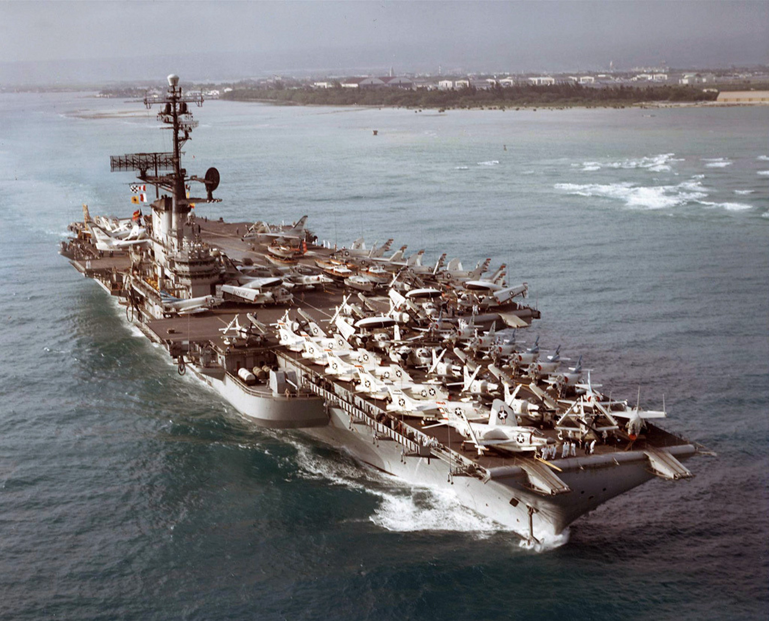 十万观众围观中途岛   1963年,美国海军珊瑚海号航母(cva-43)进入悉尼
