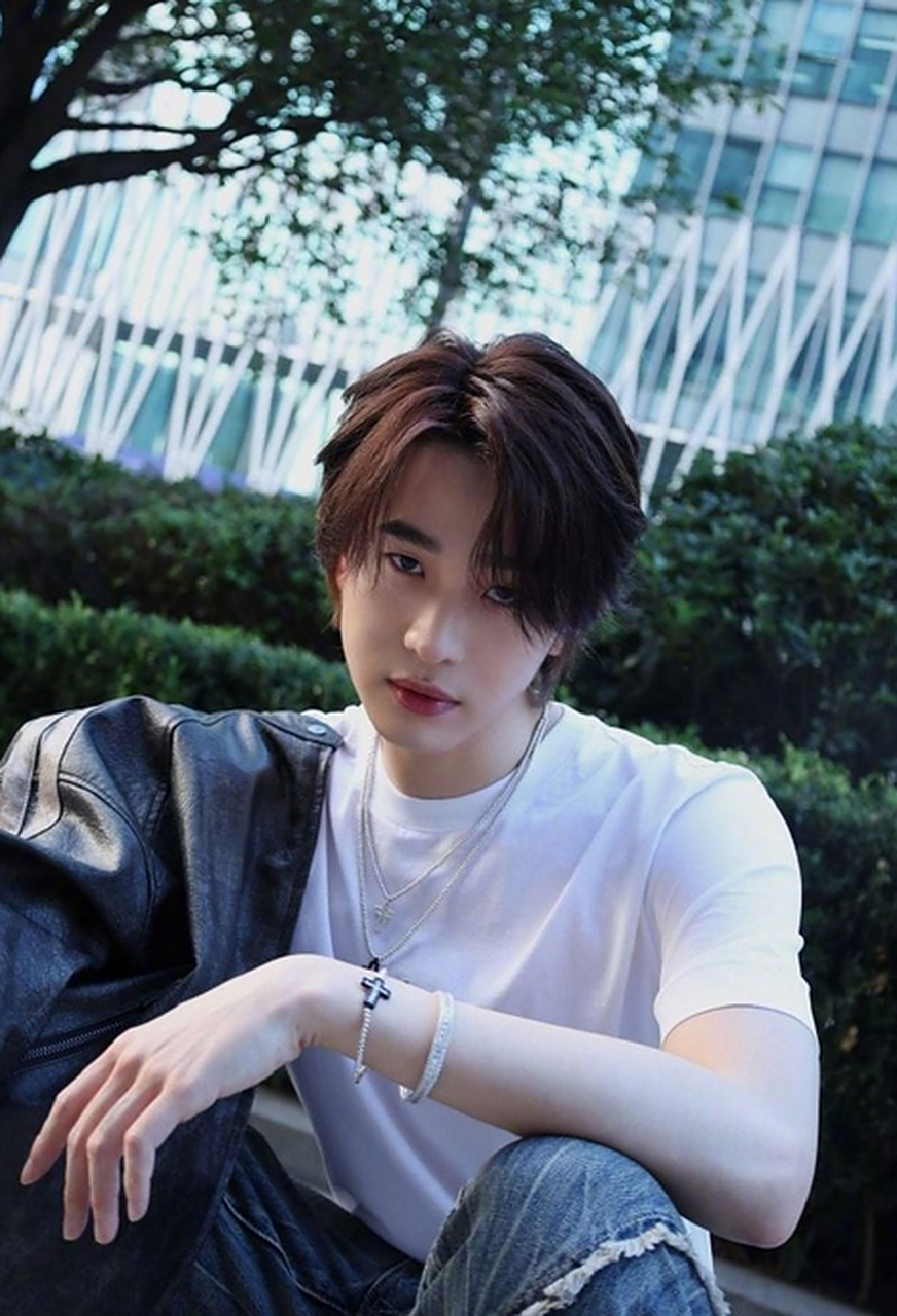 连淮伟近日在社交媒体上分享了一组时尚照片,展现了他简约白t搭配apm