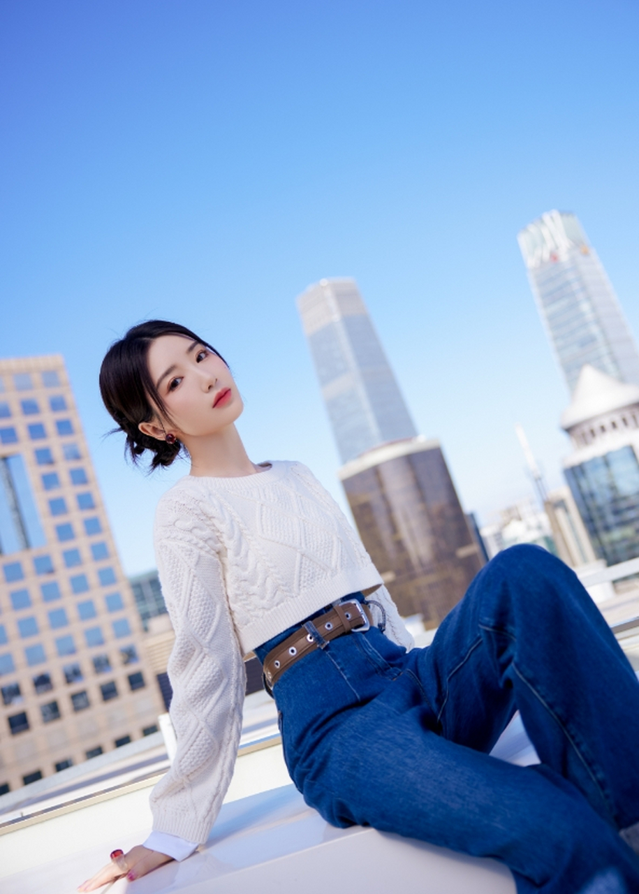 冰清玉洁的#毛晓彤# 一袭白色毛衣,搭配牛子裤,雪肤玉貌,五官精致