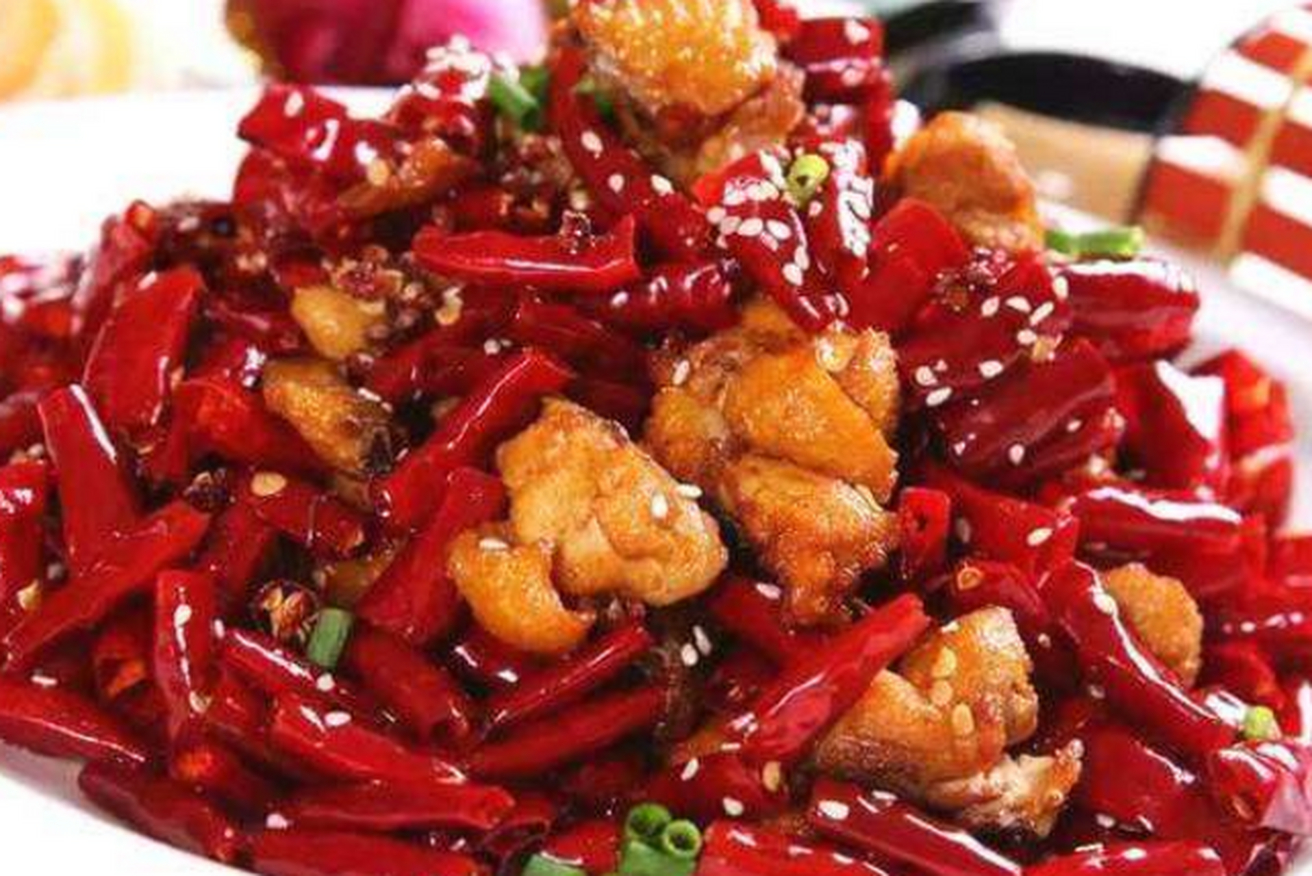 麻辣子鸡可以说是充分体现出了湖南人喜欢吃辣的习惯,里面满满的辣椒