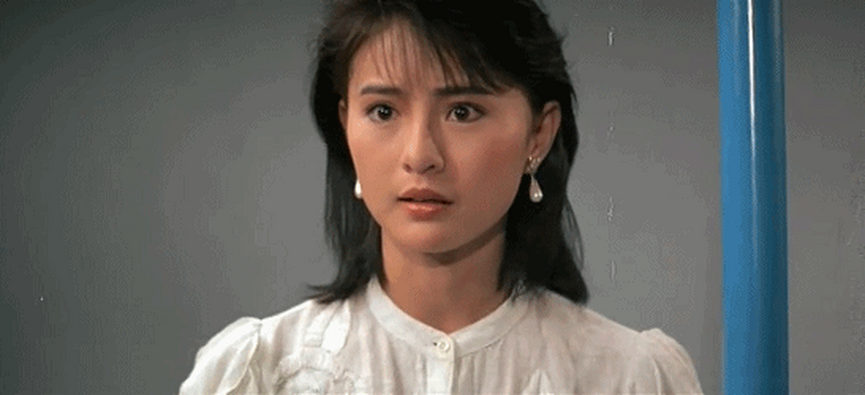 李赛凤可以算是香港动作片头号女星,与胡慧中齐名的霸王花,但她的相貌