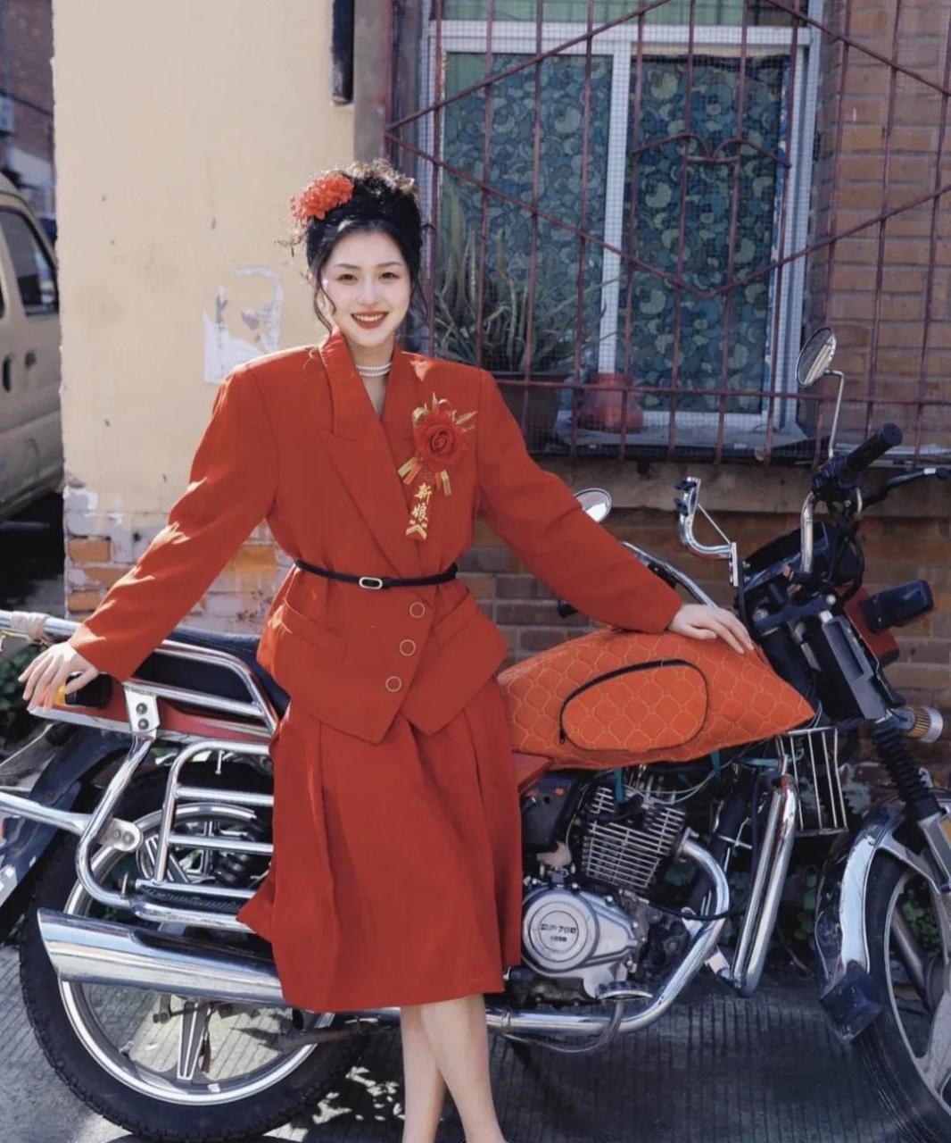 80年代的泳装,70年代飞机上送茅台,用图片看历史 80年代的新娘打扮