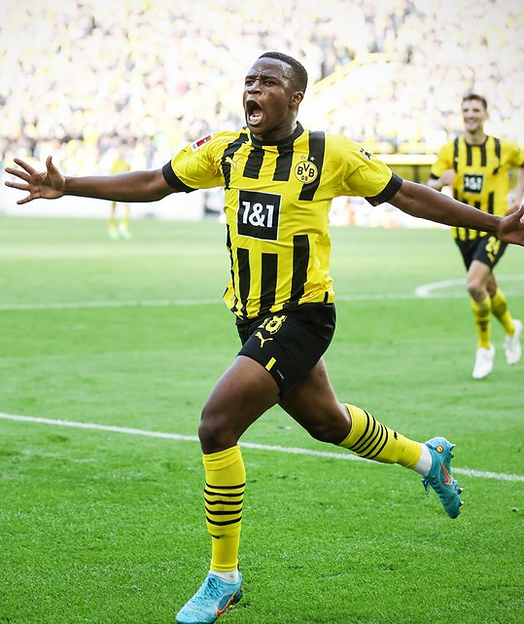 17岁的穆科科取得进球,帮助多特蒙德在德甲登顶.