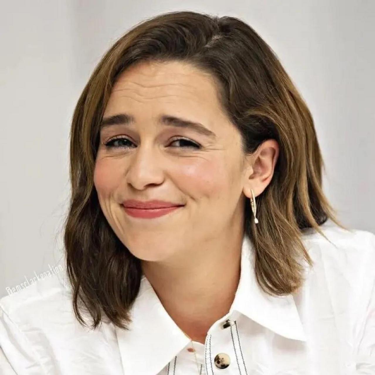 龙妈的表情包绝了,她好像完全不在意自己的美女形象,镜头前的八字眉真