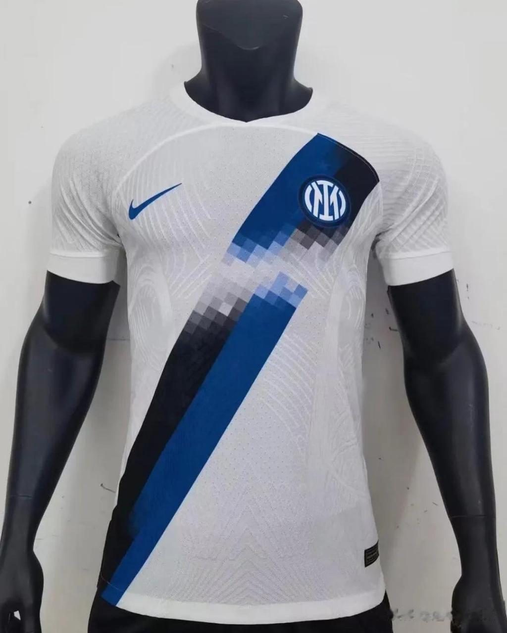 足球装备网站曝光了国际米兰23//24赛季主场球衣,第一客场和第二客场