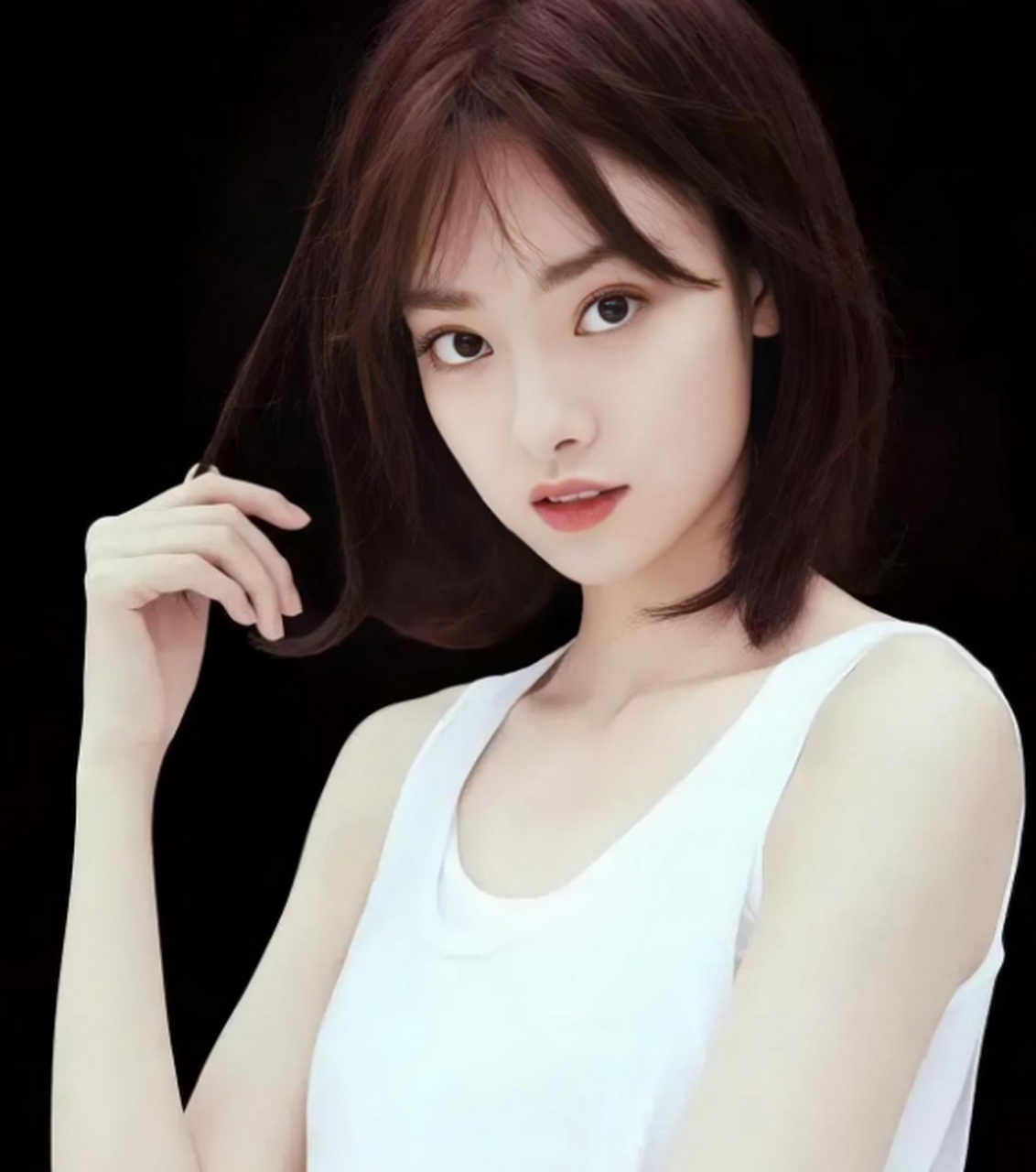 感觉张艺上古装要比现代装更有灵气一点,很是耐看.