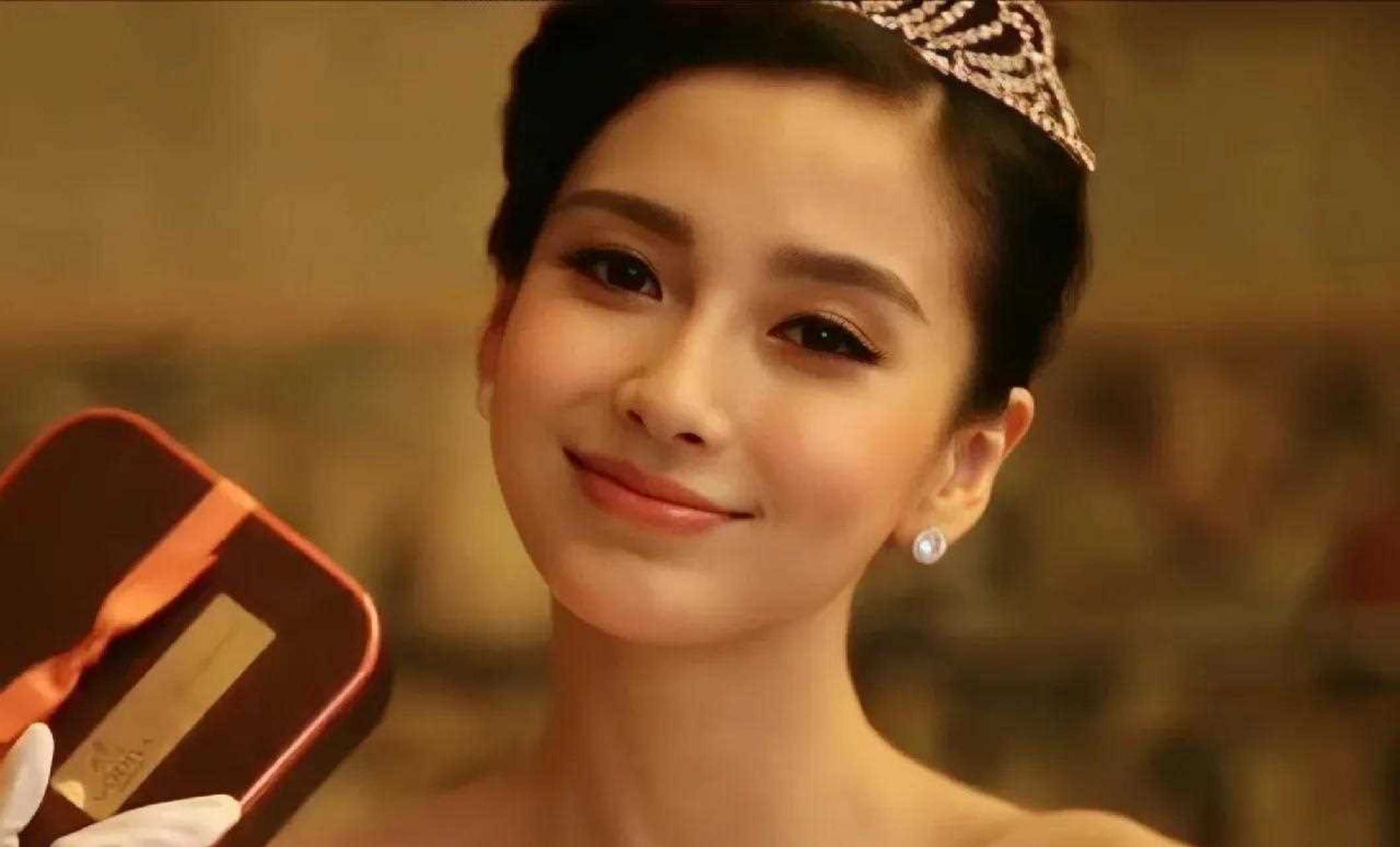 angelababy这两个造型真的太美了,戴上皇冠的样子真好看,这是真正的