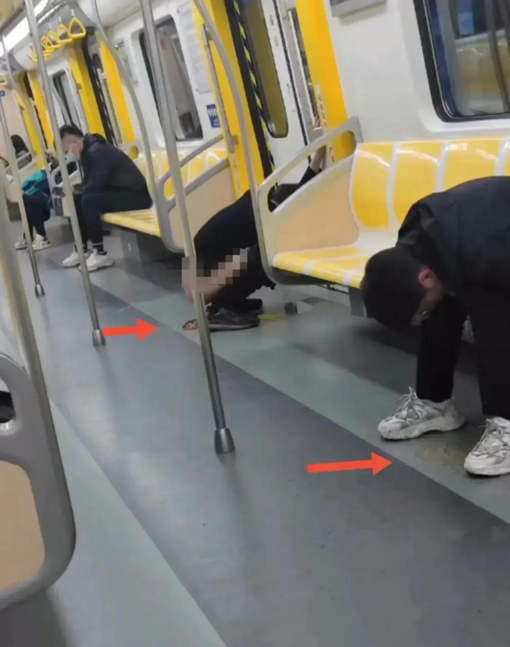 车厢里面的人纷纷躲避,有一男子直接被熏得当场呕吐,一边是下泄,一边