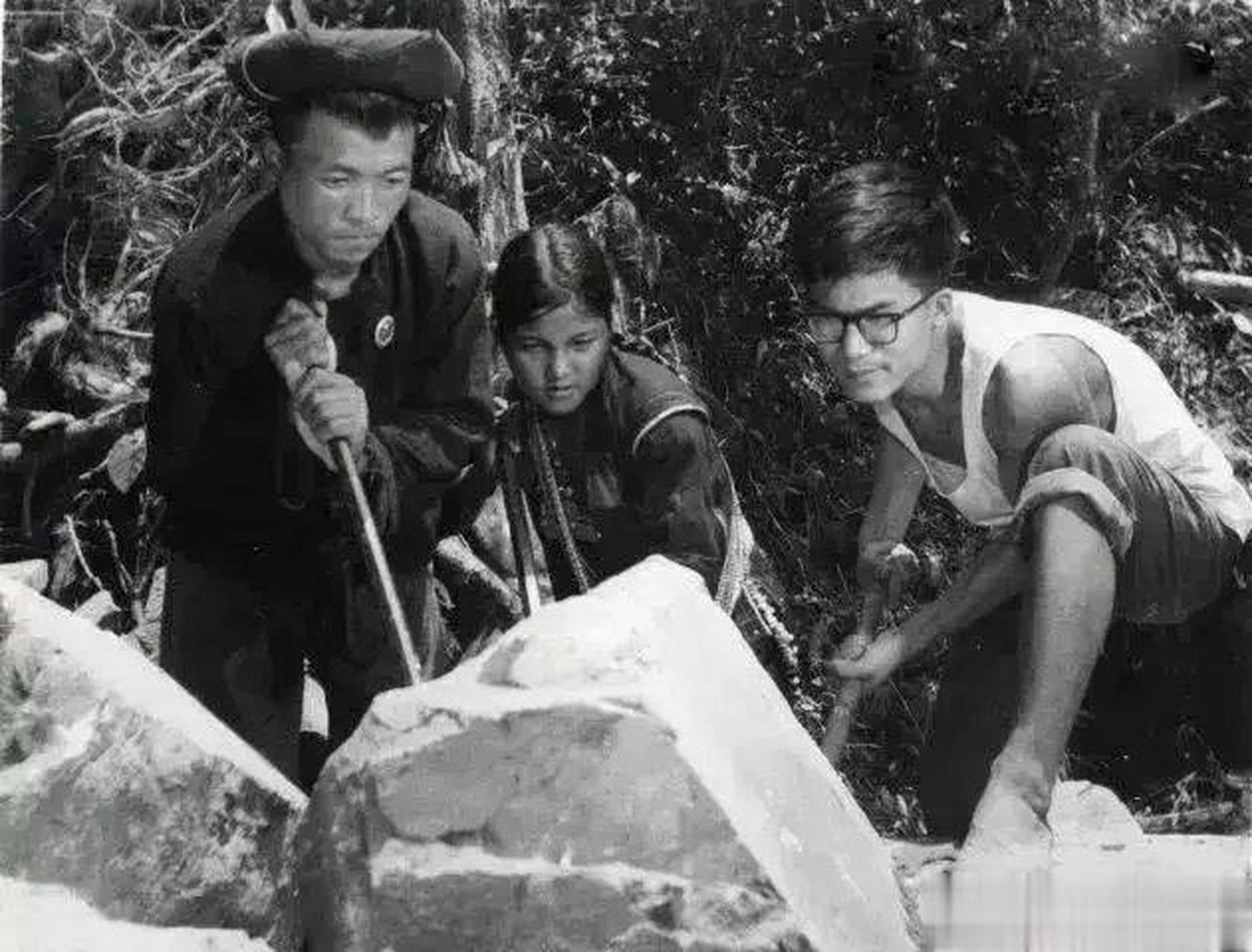 #老照片#经典老照片:知青们那段上山下乡的岁月!  #历史老照片#