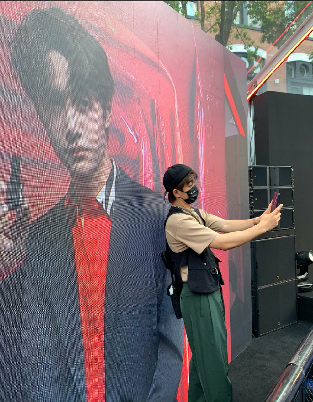 王一博和他的妆发造型师王逸铎# ,每次的妆造都很符合场合,也很出彩