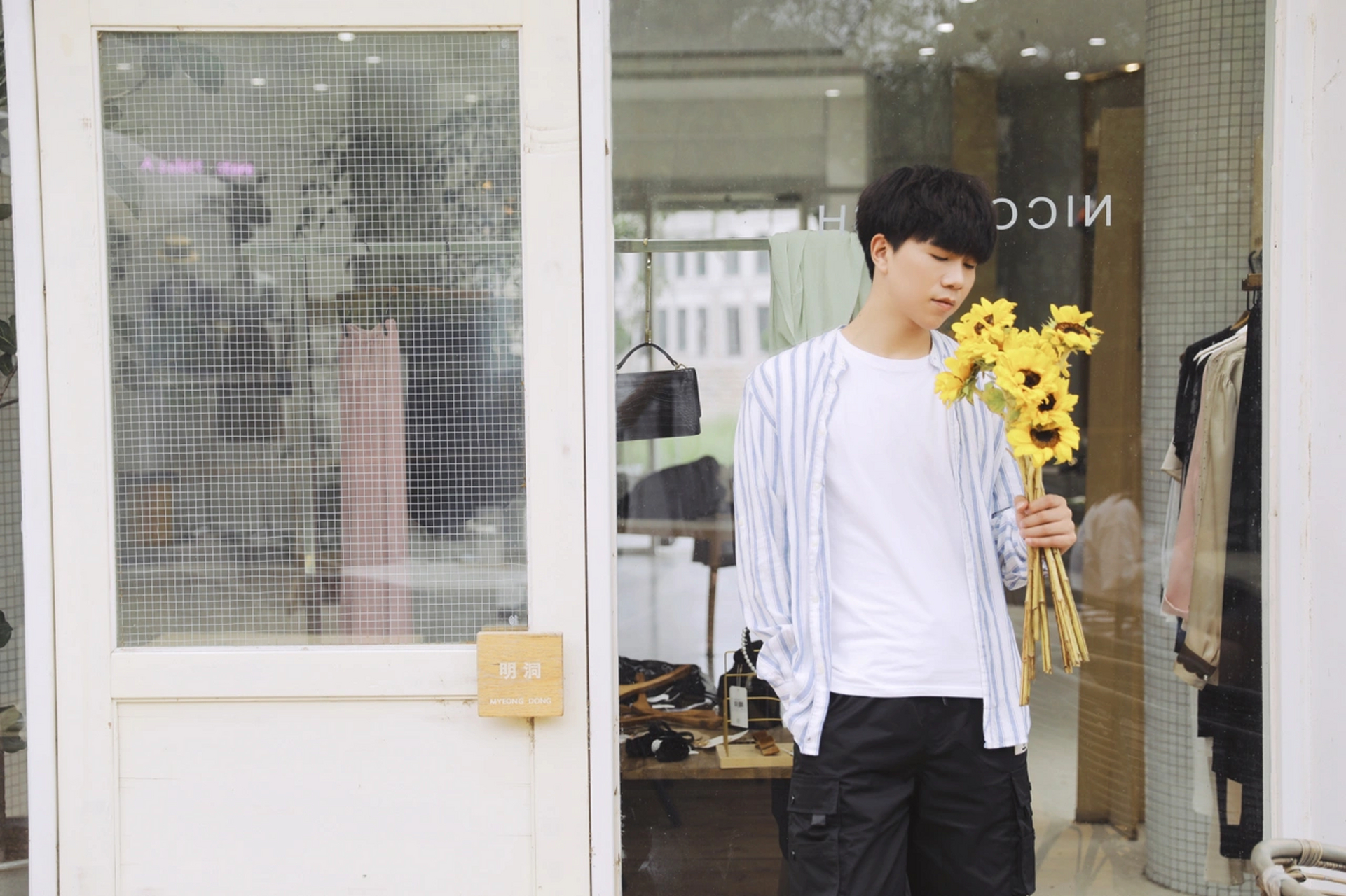 抖音歌手刘大壮 水边咖啡馆拍照 给刘大壮合作了两组写真照片 第一组