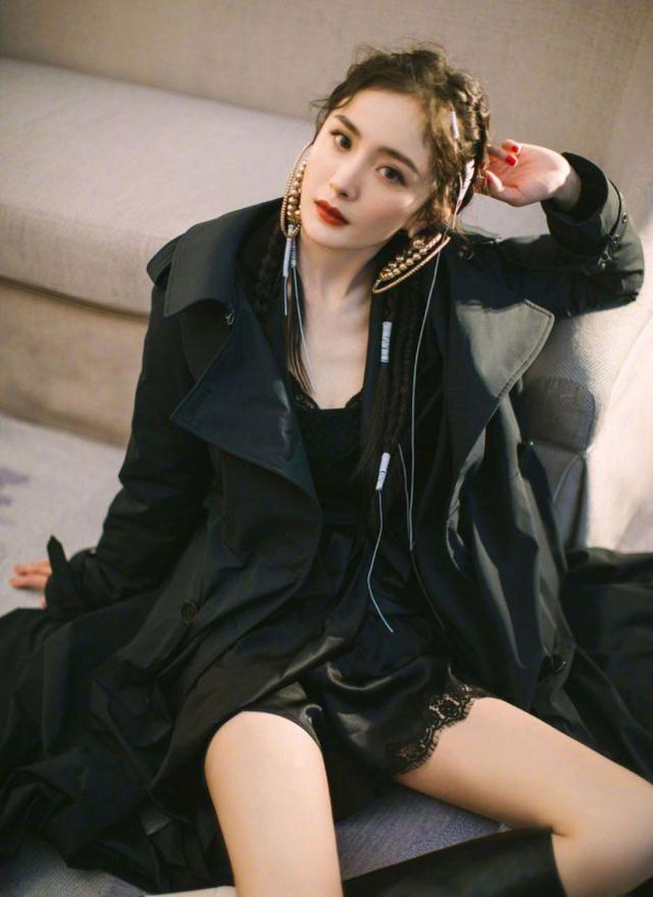 杨幂的衣品好高级,黑色羽绒服搭配长靴时尚前卫,夸张耳环更耀眼