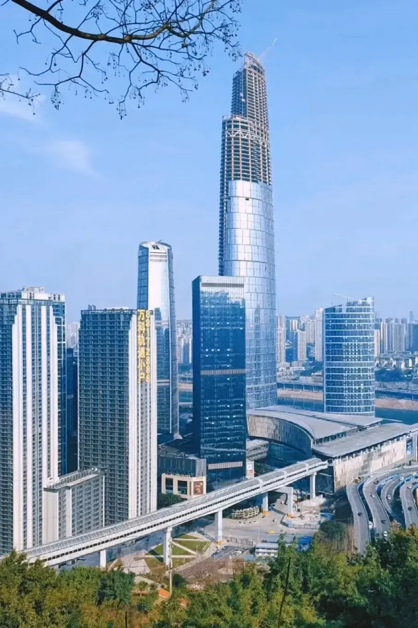 这座建设于重庆渝中区的陆海国际中心大厦一共有100层,虽然还没有完全
