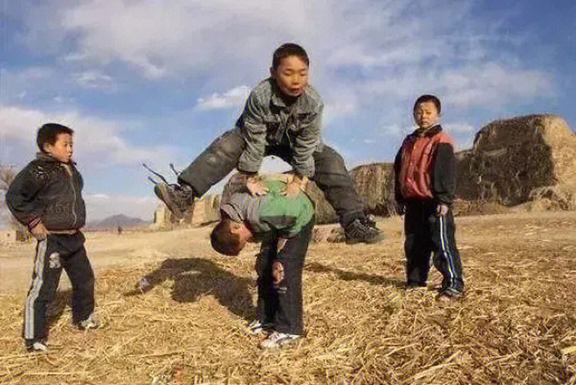 历史老照片:八九十年代小朋友的娱乐活动,你们玩过图上哪些?