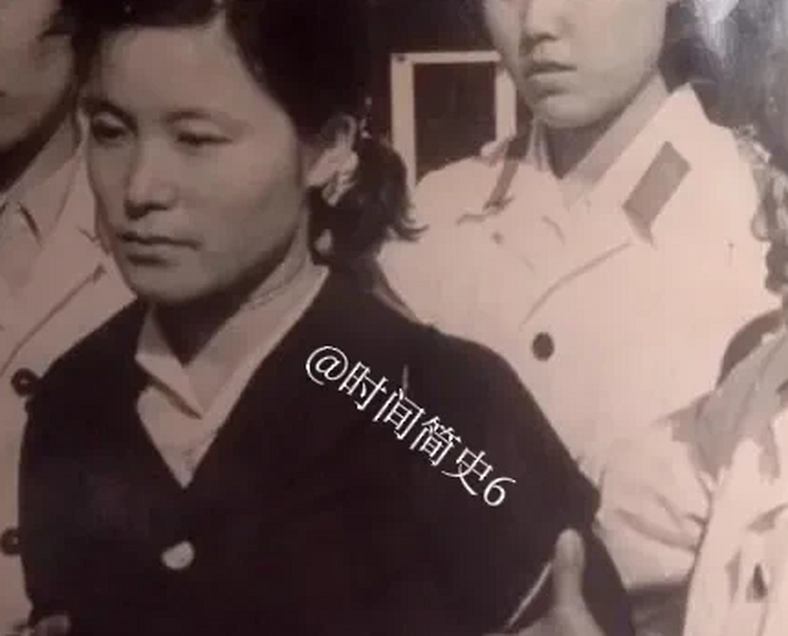 80年代,一名在公审现场一脸平静的女犯人,她可能犯了重罪,被法绳五花