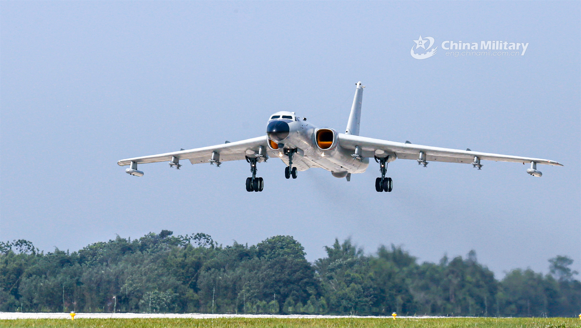 图片为空军某部的轰-6k轰炸机改进型号,目前这些轰炸机是我国空军的