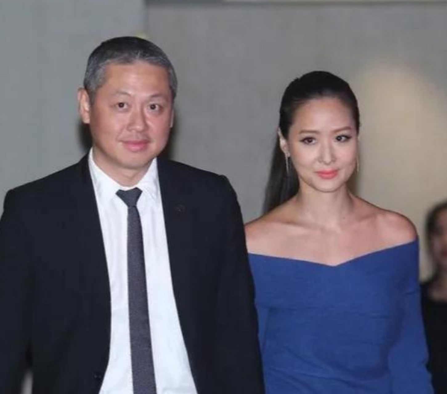 孙芸芸和廖镇汉从小就认识了,然后追廖镇汉,当时他已经25岁,孙芸芸