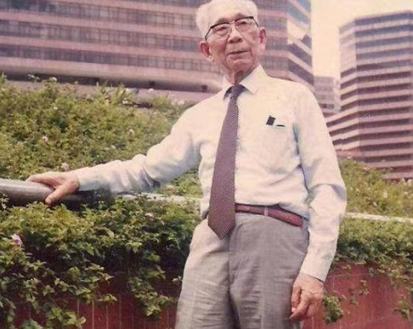 1937年12月,74军军长俞济时让团长以上的军官到中山陵训话.