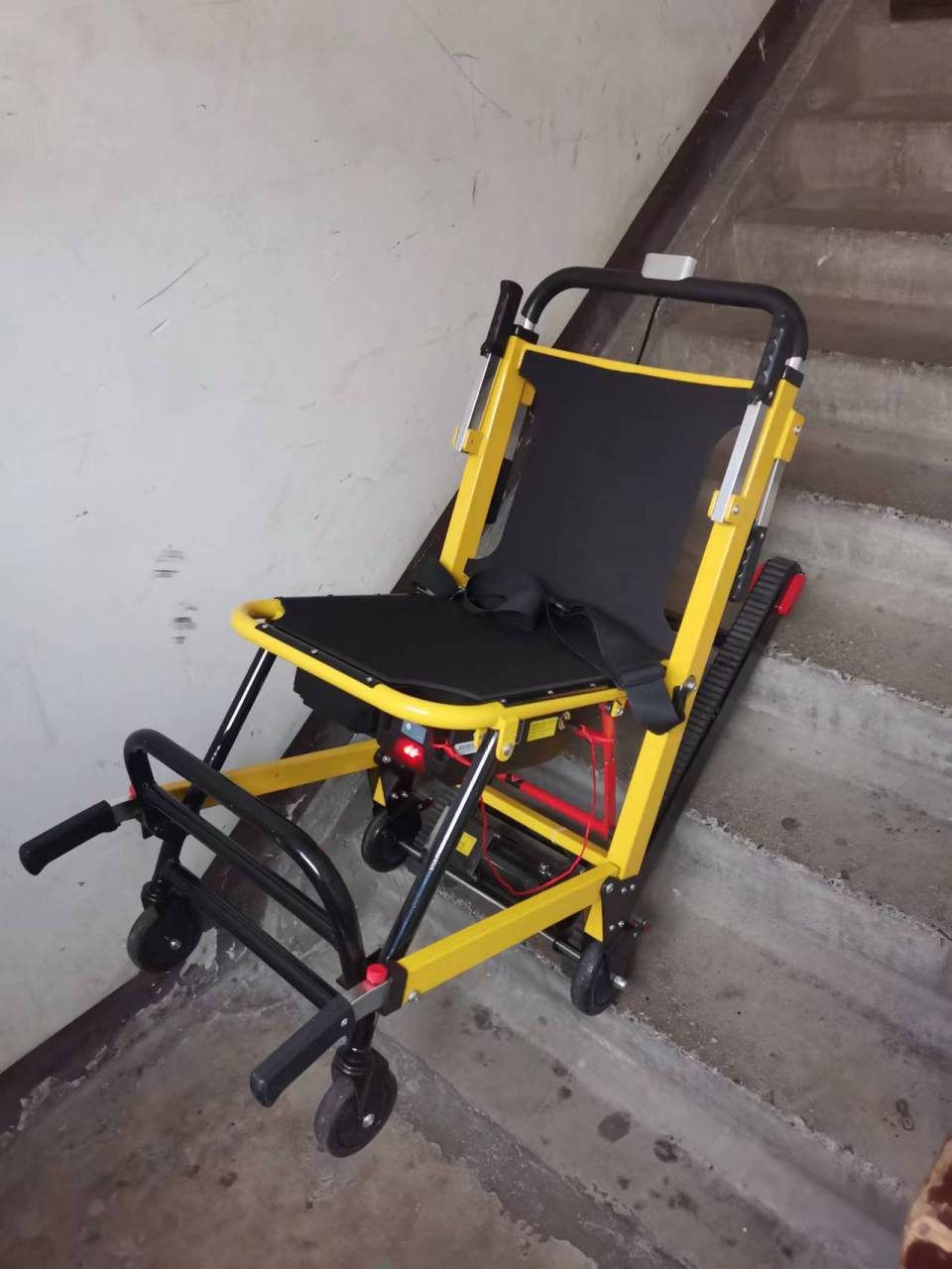 电动爬楼车  行动不便的人来说,如果能自由的外出活动,工作是件非常