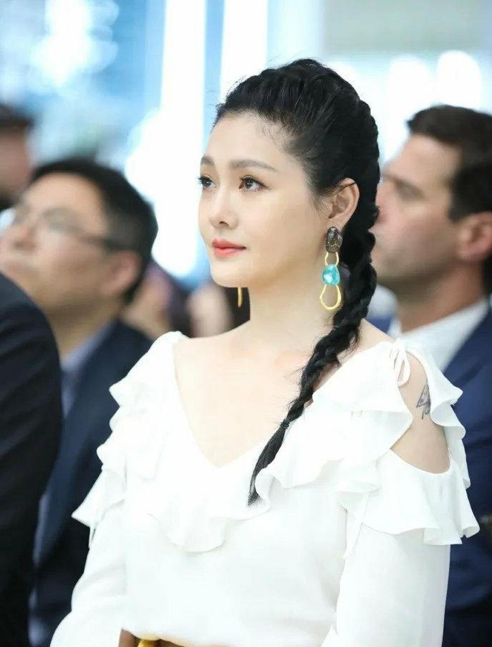 网友:早年大s出席活动照,那时候真是盛世美颜,难怪汪小菲以前这么喜欢