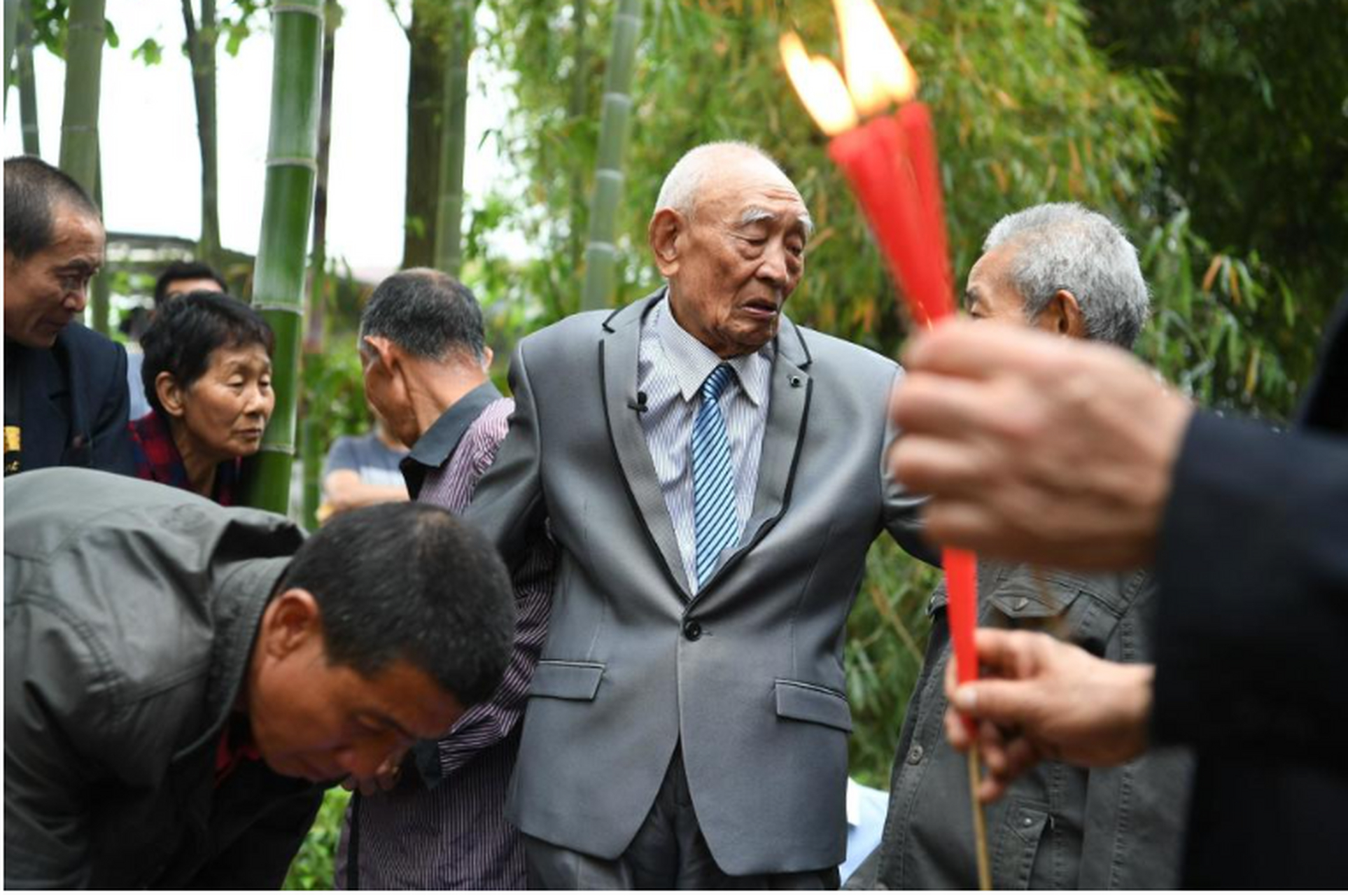 抗战老兵谢春生在外当兵已经60年,家中老母亲身患重病,还剩最后一口气