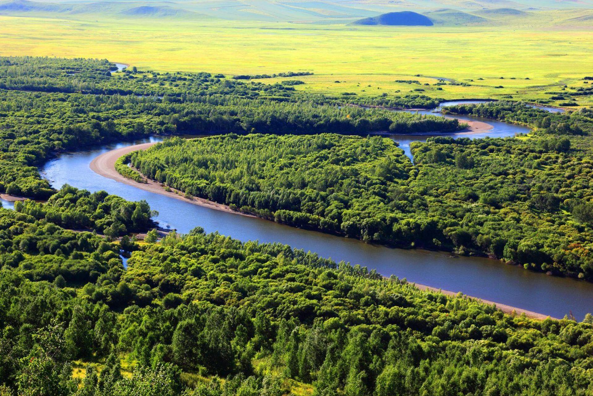 夏天去额尔古纳湿地,这里是蒙古族的发祥地,额尔古纳河从中蜿蜒穿过