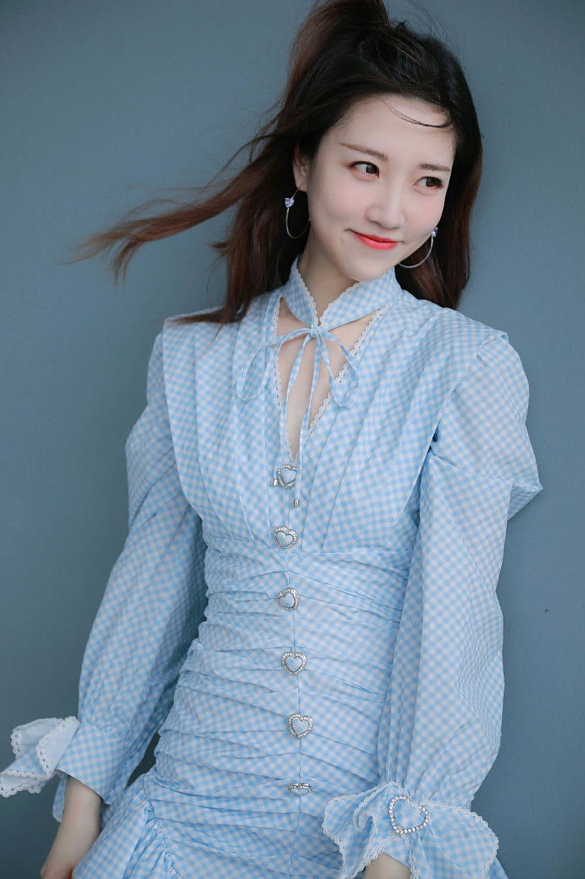 主持人张纯烨美图