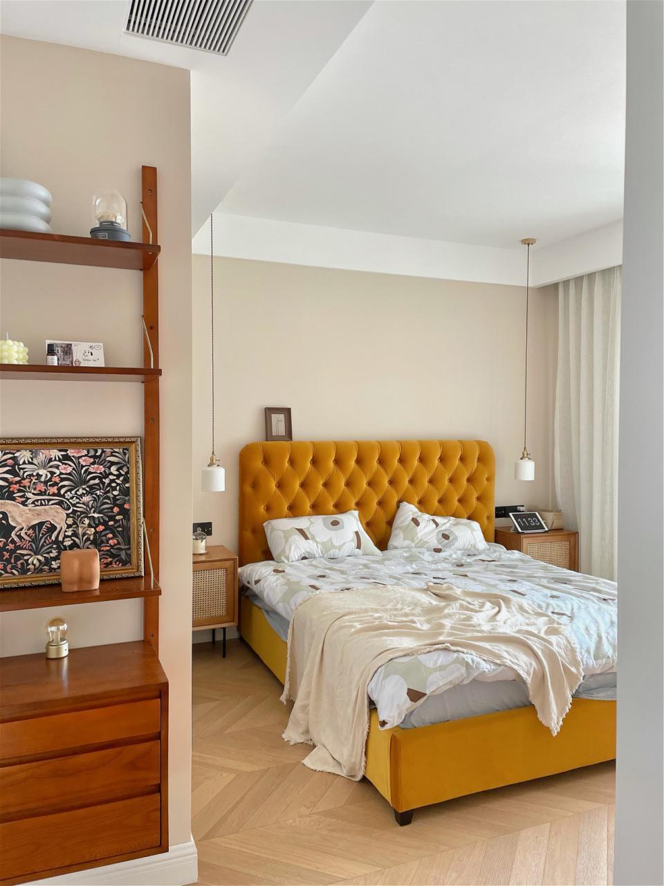 从墙壁颜色,窗帘,床品到装饰品,每一个细节都需要我们用心去打造.