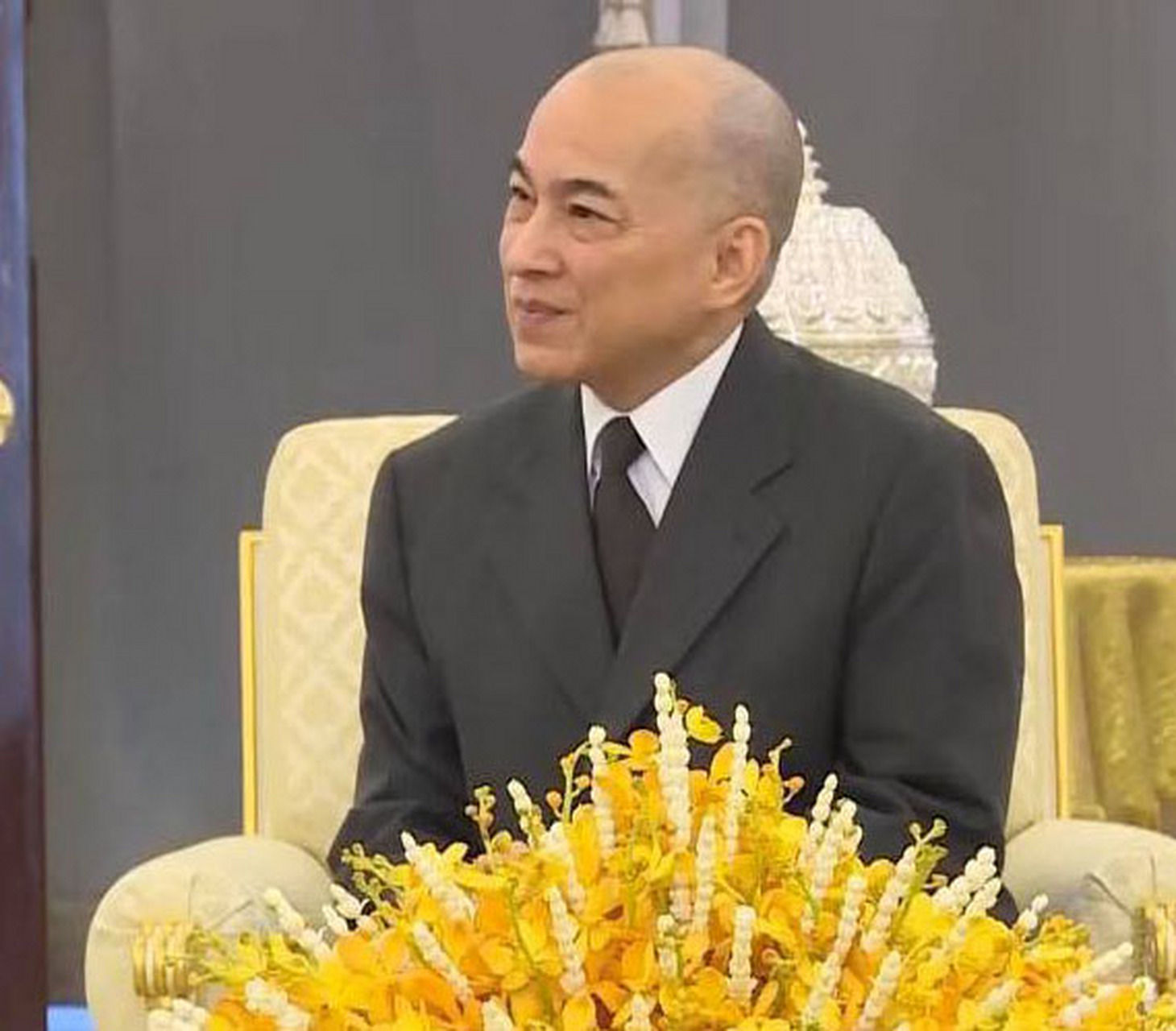 西哈莫尼国王看着很年轻啊,只是眼袋大了点.