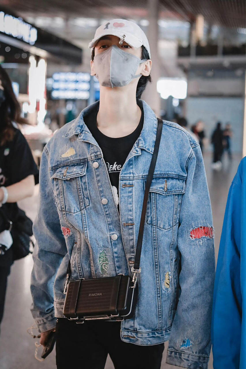 罗云熙更新了9月19日机场街拍,做旧牛仔夹克内搭黑色t恤,下搭黑色