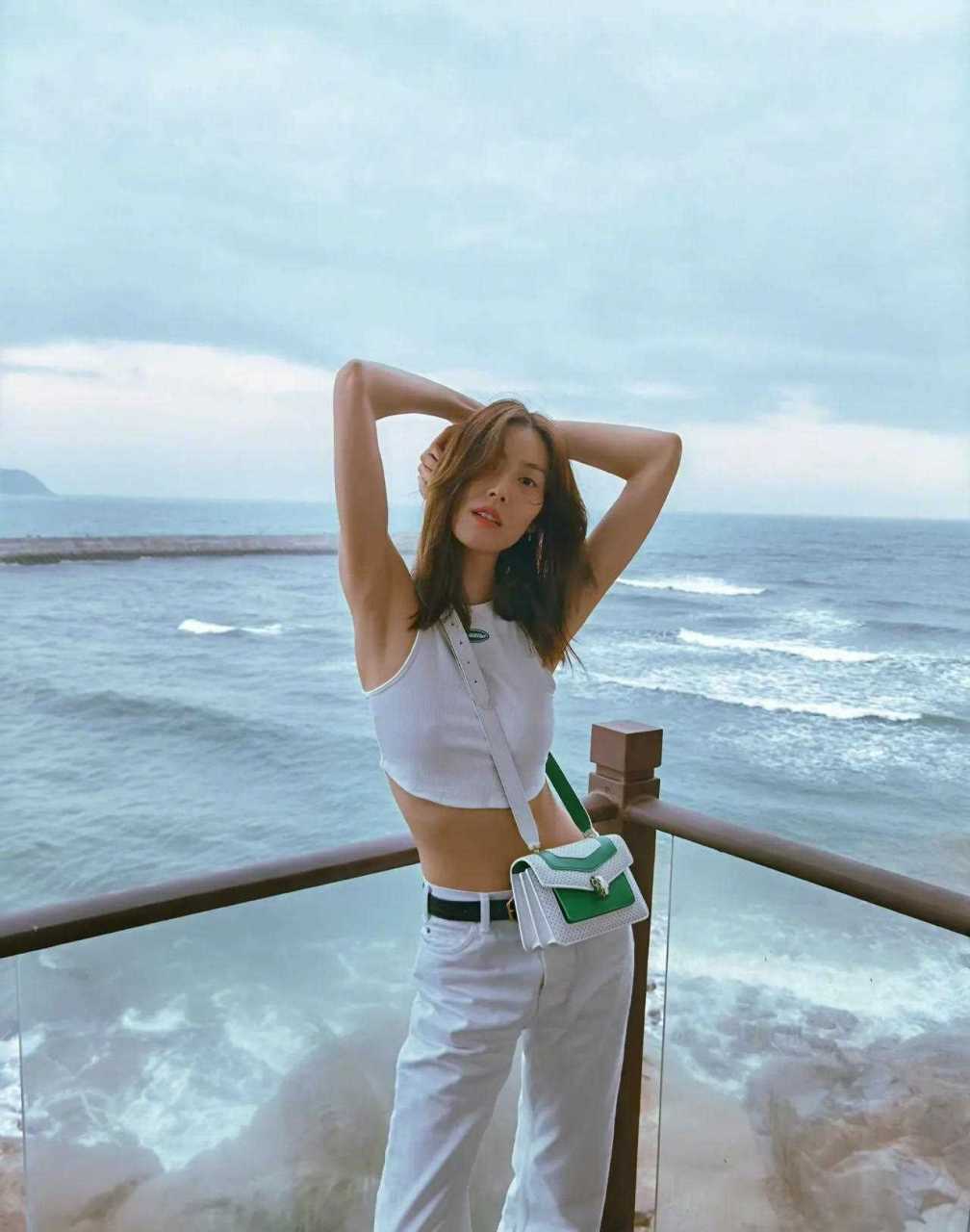 刘雯这才叫马甲线吧!